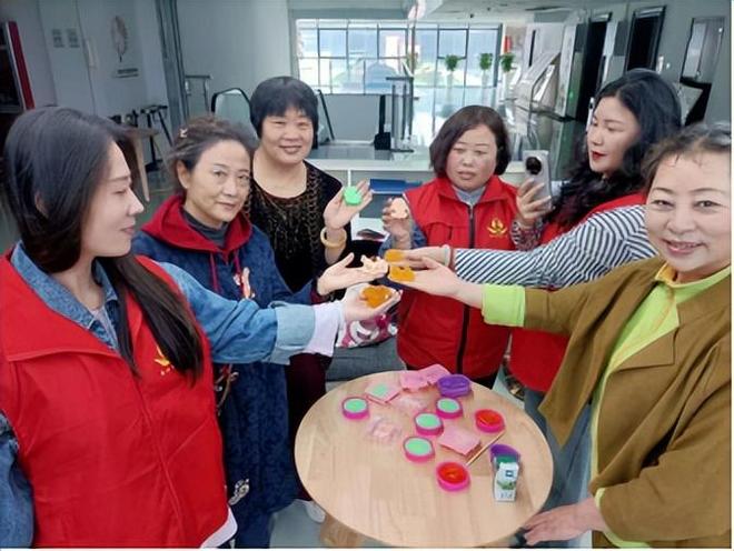 举办“感恩母亲节·巧手制香皂”志愿者活动CQ9电子中国网站潍坊尚德公益服务中心(图4)